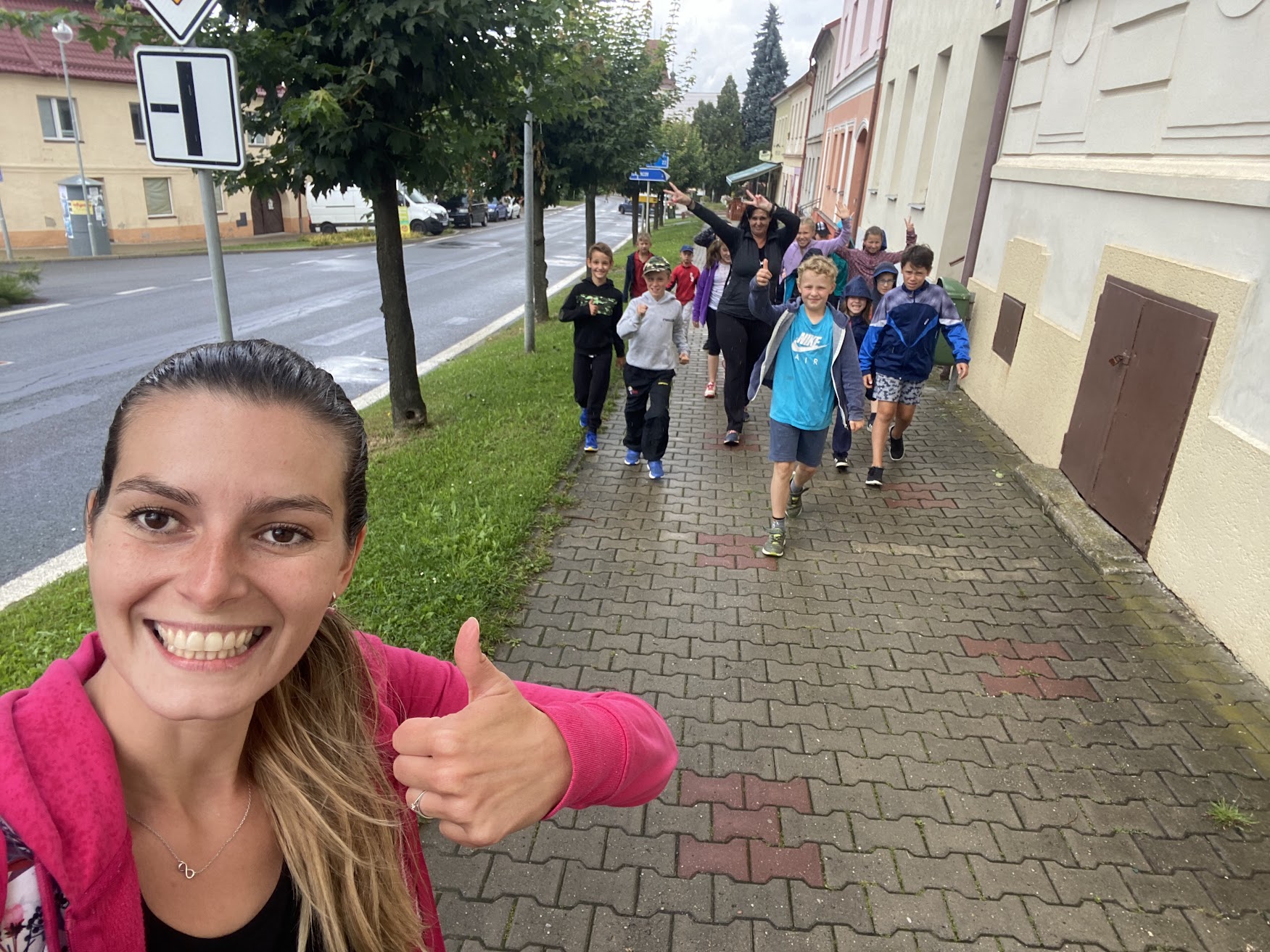 Vedoucí s dětmi na procházce městem