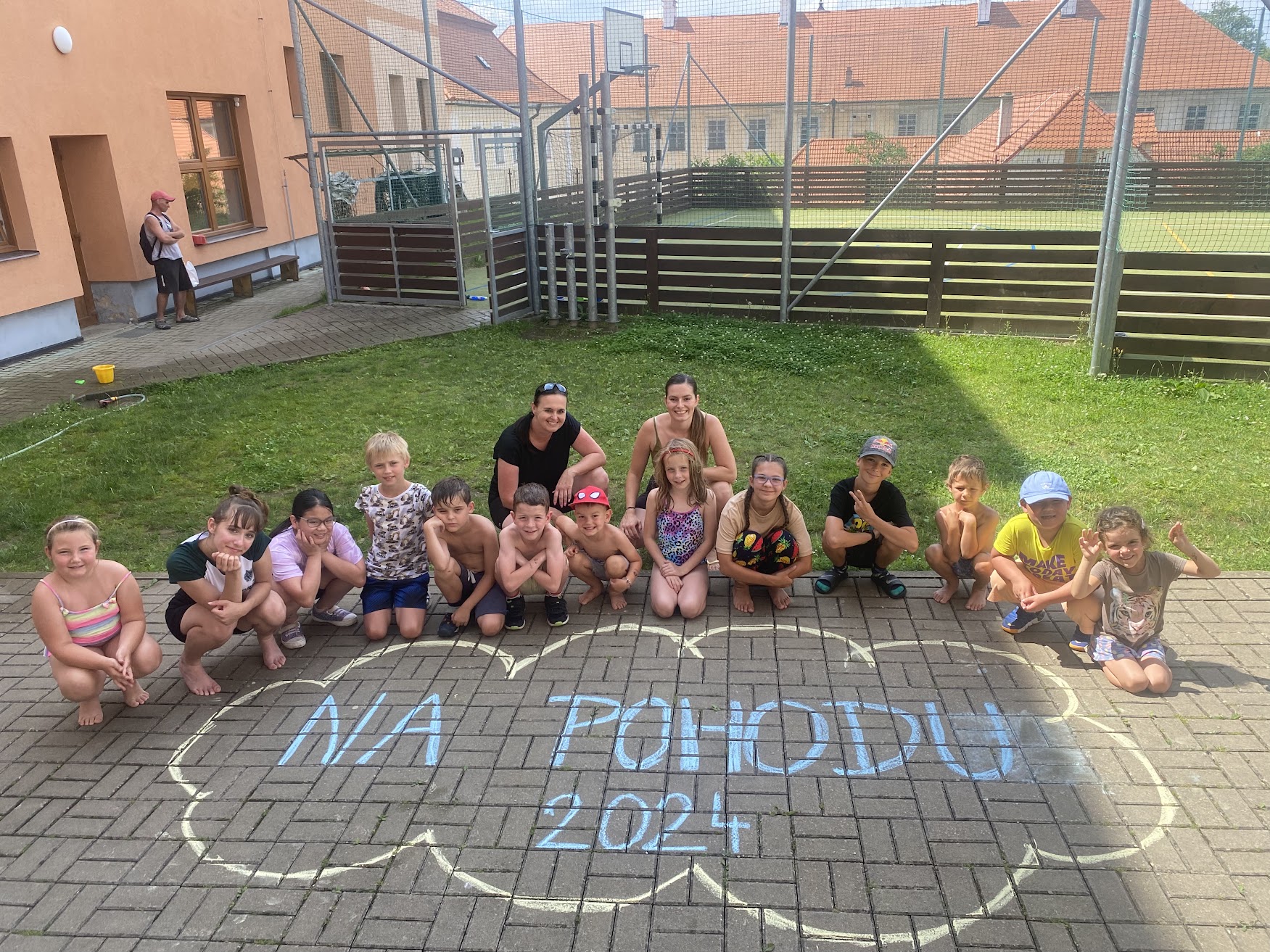 Společná fotka s křídovým nápisem Na Pohodu 2024