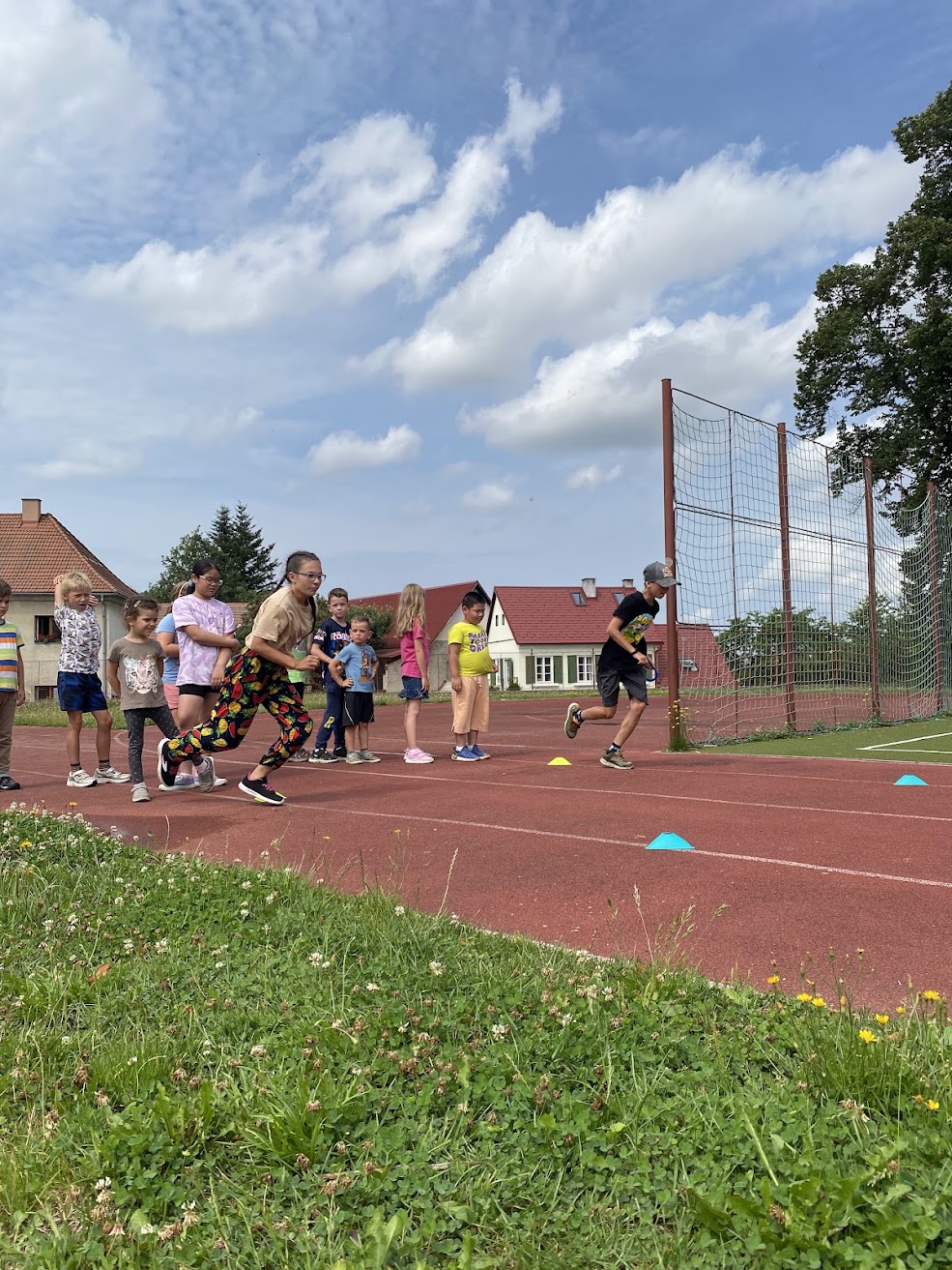 Sportovní hry na atletickém oválu