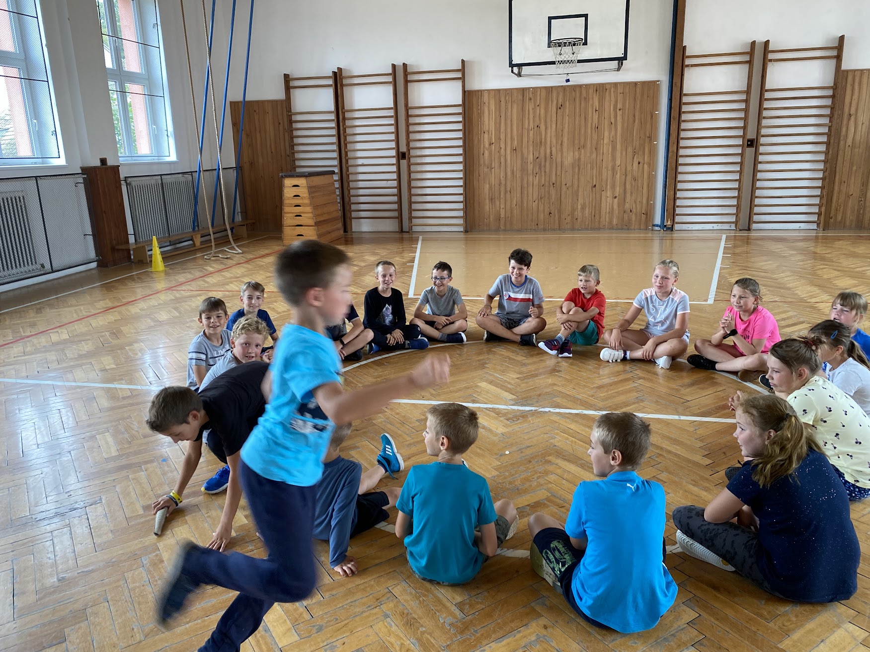 Děti hrají hru v tělocvičně