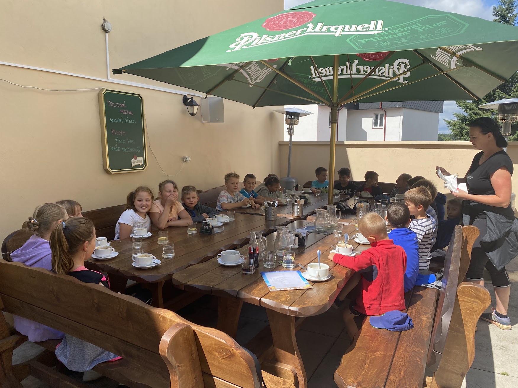 Společný oběd na zahrádce restaurace