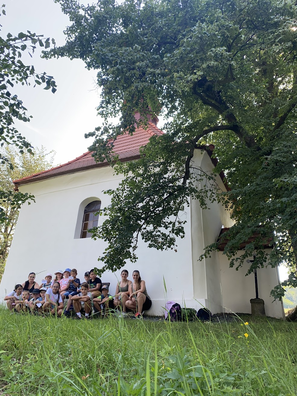 Skupina dětí u kapličky na výletě